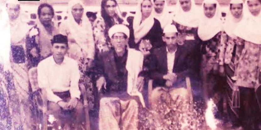 Habib Saggaf muda bersama Habib Idrus (Guru Tua)